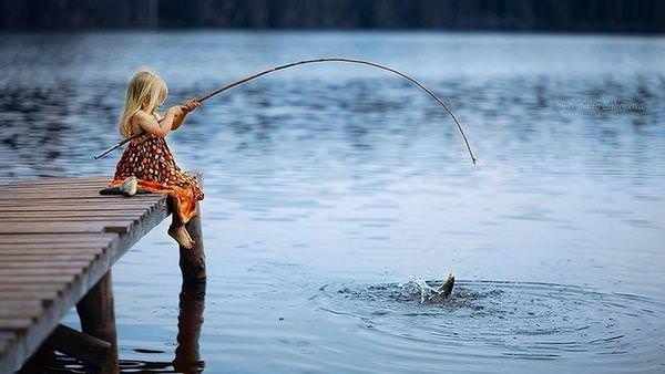 Atrapar peces con una red en un sueño para una mujer.