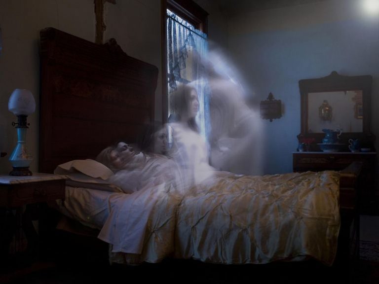 Interpretación de los sueños de un fantasma en la casa.