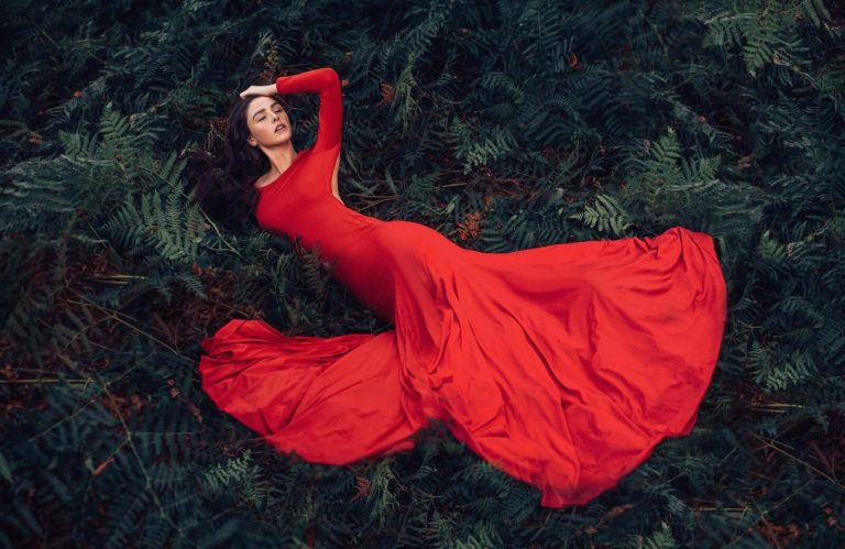 Mírate a ti mismo en un sueño con un vestido rojo.