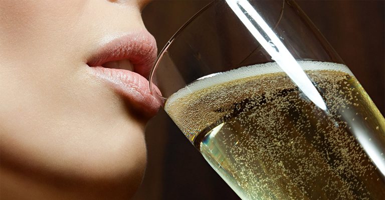 ¿Por qué soñar con beber champán en un sueño?