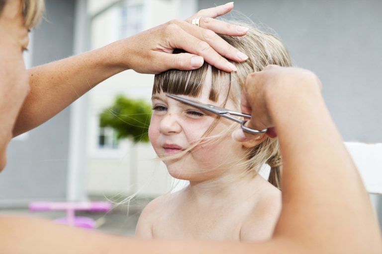 ¿Por qué soñar con cortar el cabello a un niño?