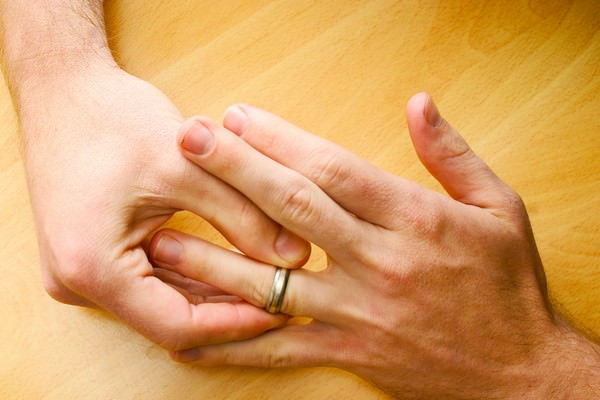 ¿Por qué soñar con un anillo de bodas en tu mano?