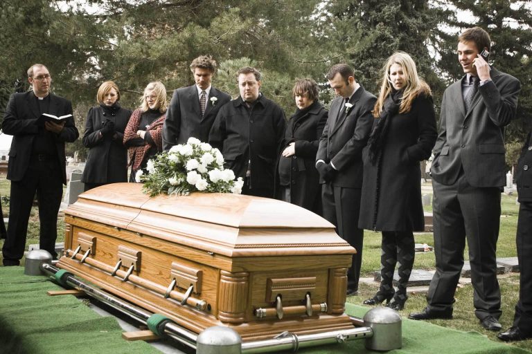 ¿Por qué soñar con un funeral de una persona viva familiar?