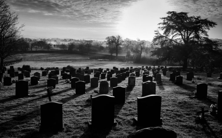 ¿Qué significa ver un cementerio en un sueño?