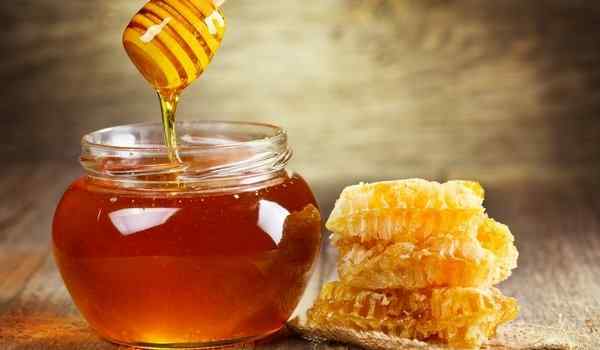 ¿Por qué soñar con comer miel con una cuchara?